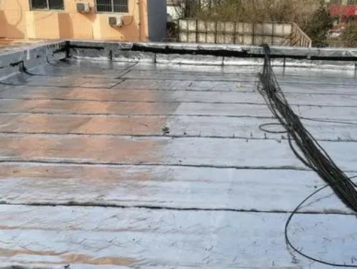 朝天卫生间漏水维修公司分享下朝天屋面楼顶防水刚性防水层施工要点。